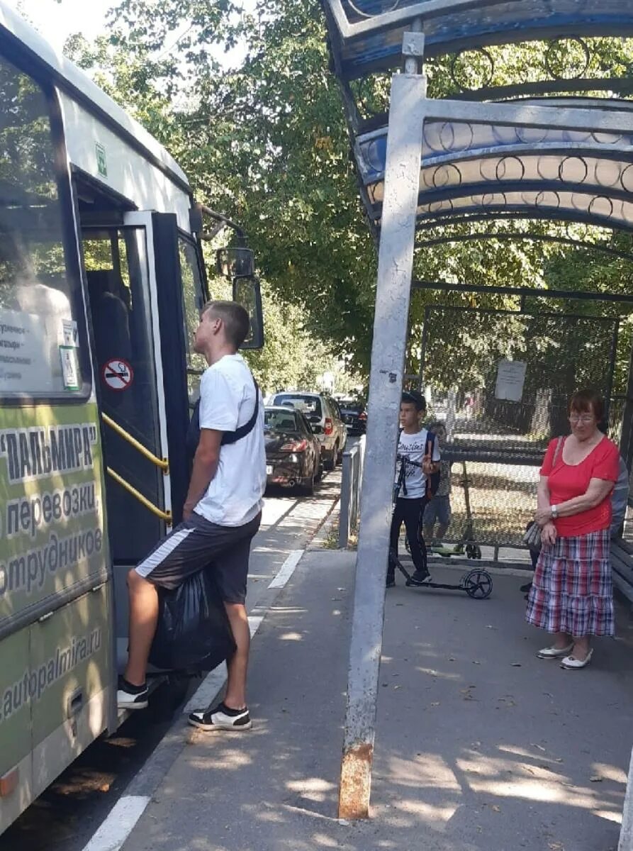 Терпим неудобства. Люди на остановке. Приозерск люди. Люди на остановке фото. Смешные ситуации с автобусами.