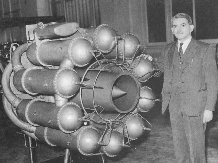 Создатель первой ракеты на жидком топливе. Фрэнк Уиттл реактивный двигатель. Фрэнком Уиттлом реактивный двигатель. Фрэнк Уиттл турбина. Фрэнк Уиттл реактивная газовая турбина.