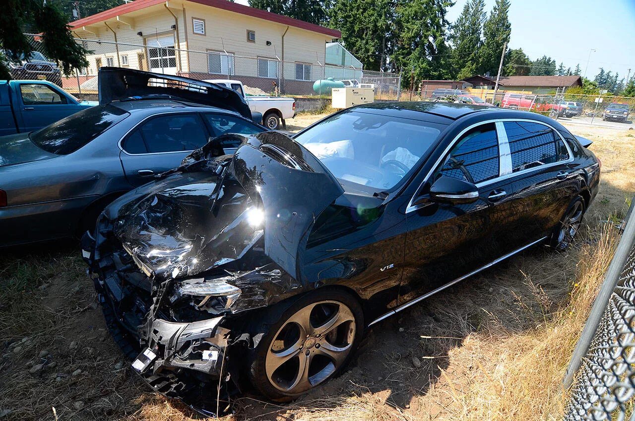 сломанный мерседес. разбитый мерседес w220. W220 мерседес убитый. разбитый мерседес с 63. разбитый мерседес s500.