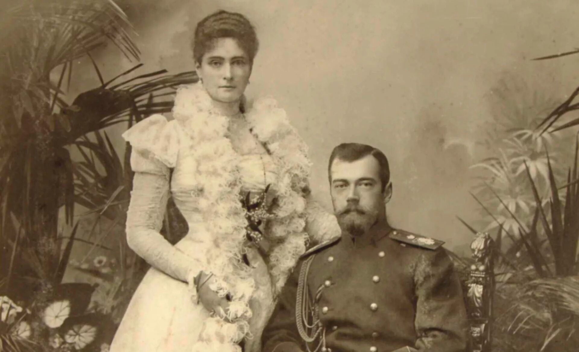 Александра феодоровна романова 1896. Жена белого царя. Николай 2 и александра федоровна в молодости. Жена белого царя. Семья романовых документальный фильм.