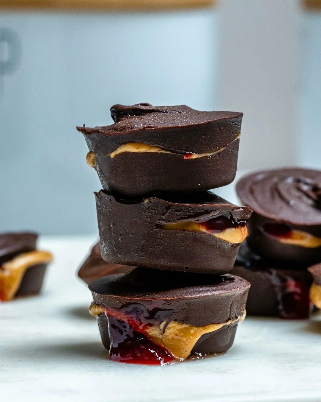 Chocolate cups. Бананы в шоколаде. Банановый шоколад. Десерт банан с шоколадом. Шоколад для банана в шоколаде.