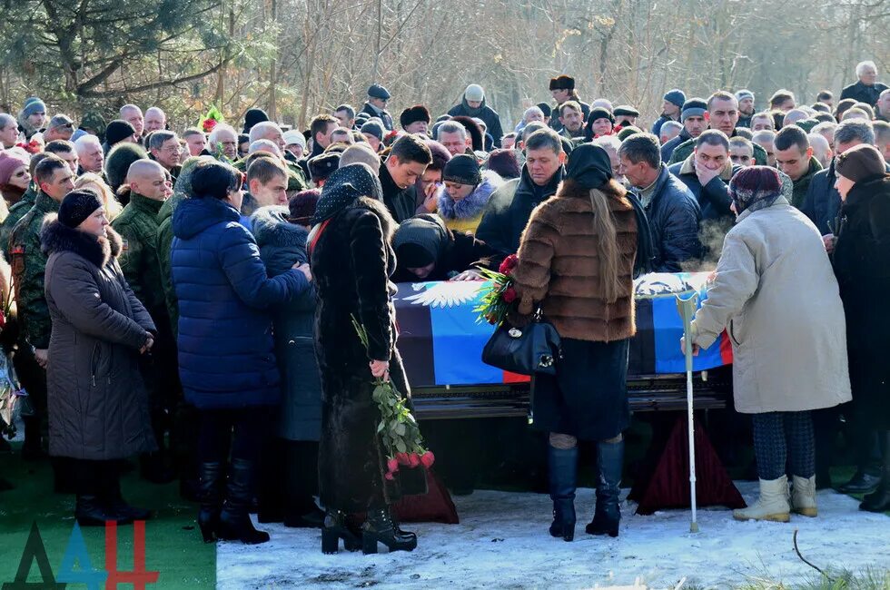Кладбище донецкое море могила гиви. Гиви моторола захарченко похороны. Могилы гиви моторолы захарченко. Гиви похоронят. Донецкое море кладбище гиви.