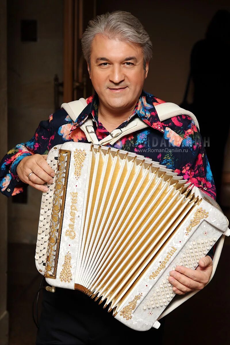 гармонист валерий семин. семейное положение баяниста семина. валерий сёмин заслуженный артист россии. валерий сёмин баянист. группа валерия семина.
