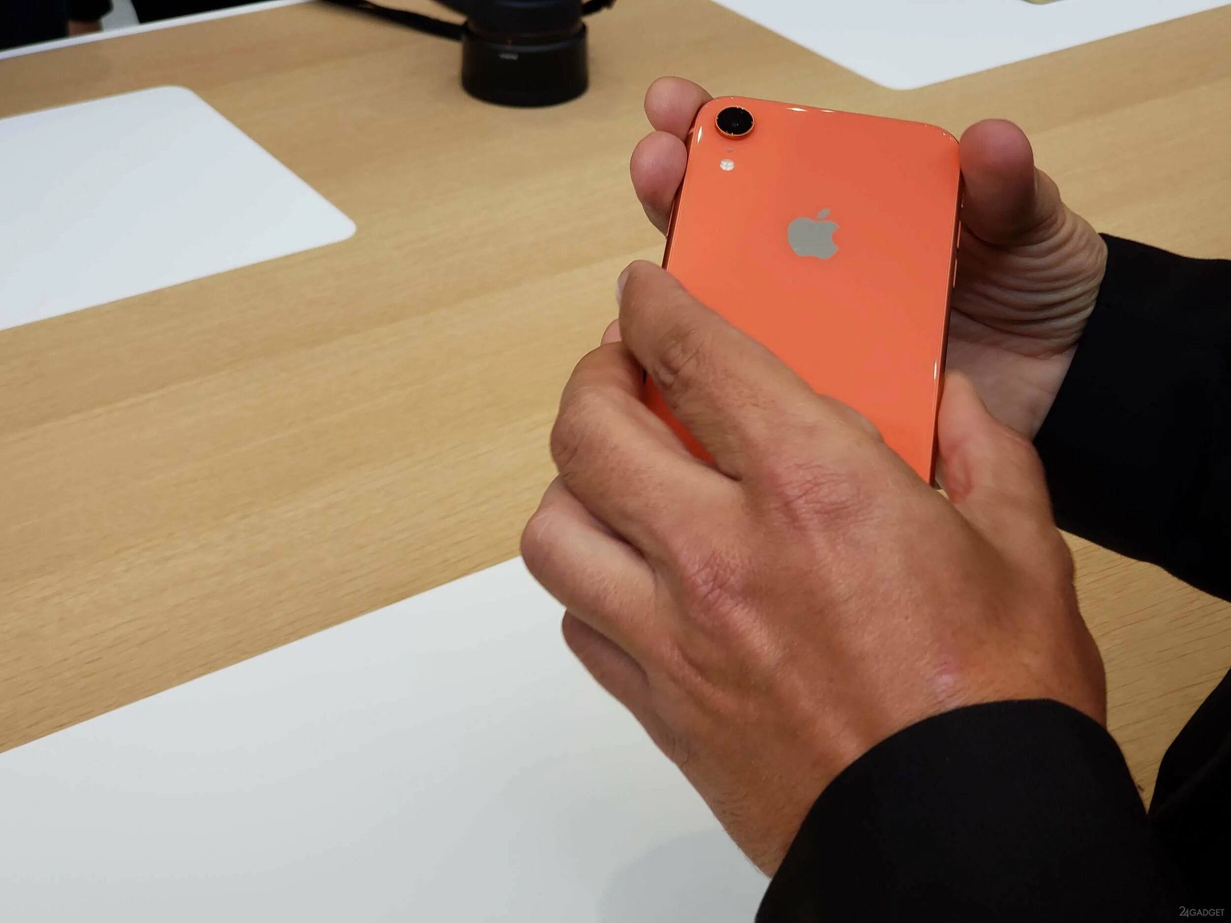 Доступный iphone. Iphone XR. Айфон XR В руке. Айфон XR на ладони. Айфон XR на столе.