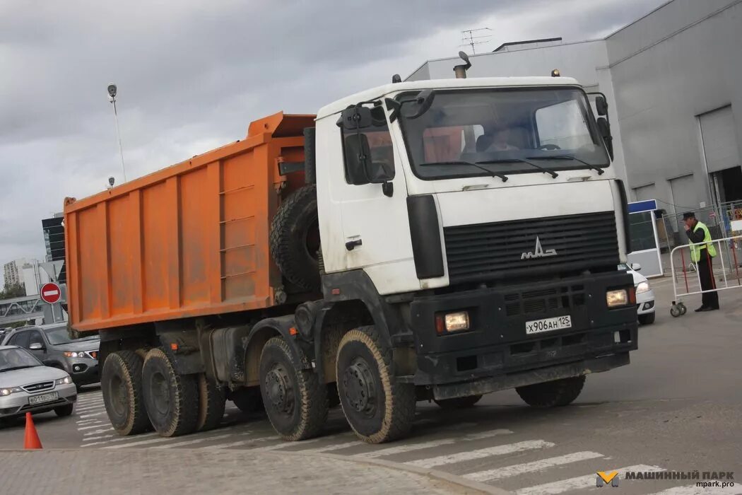 4 самосвал маз. Маз 4 осный самосвал. маз самосвал 4 х осный. маз-6516v8-520. самосвал маз 6516 8 4.