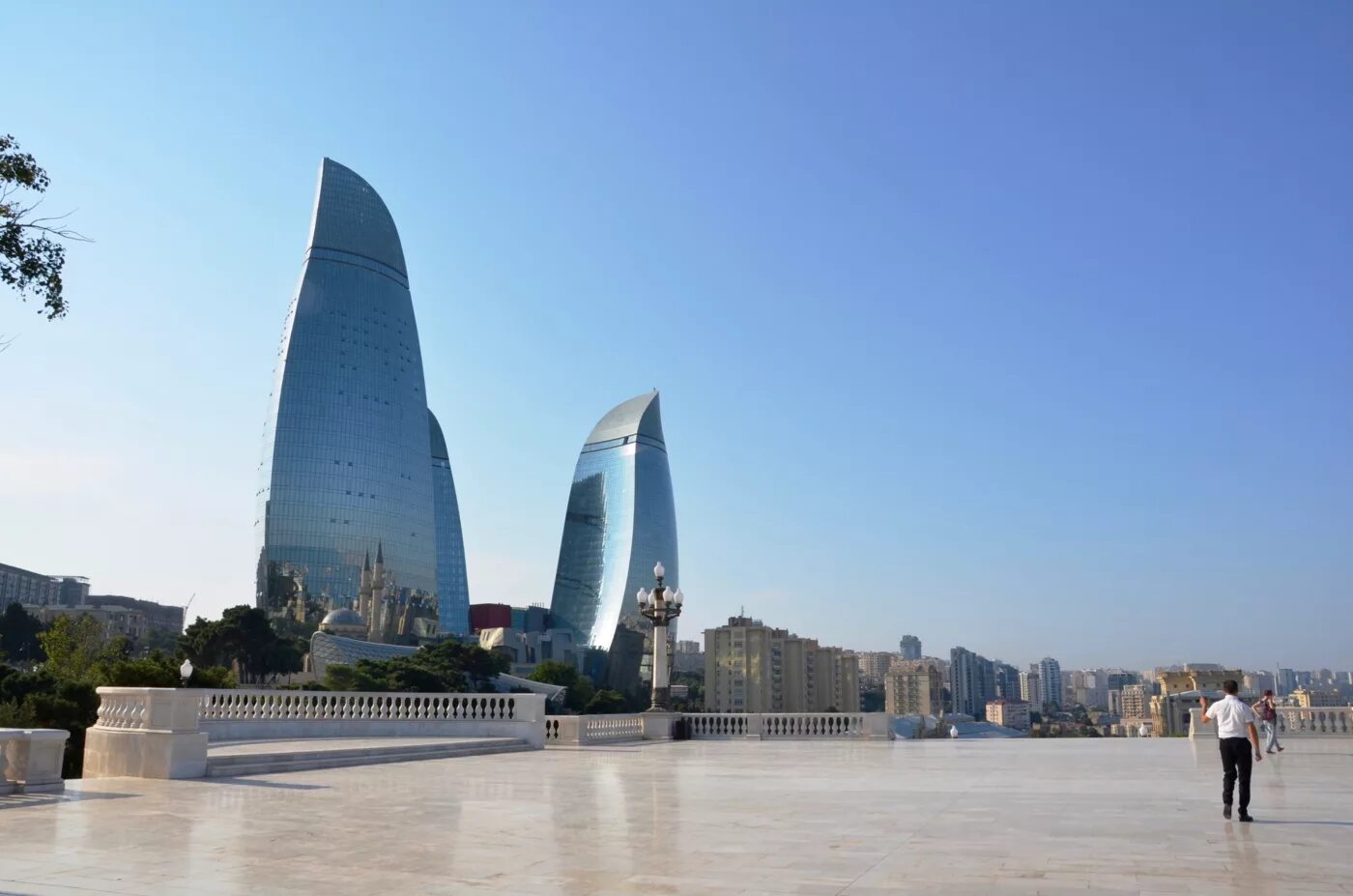 Баку столица чего. Баку путешествие. памятник китабе куркуд баку\. baku tower. flame towers.