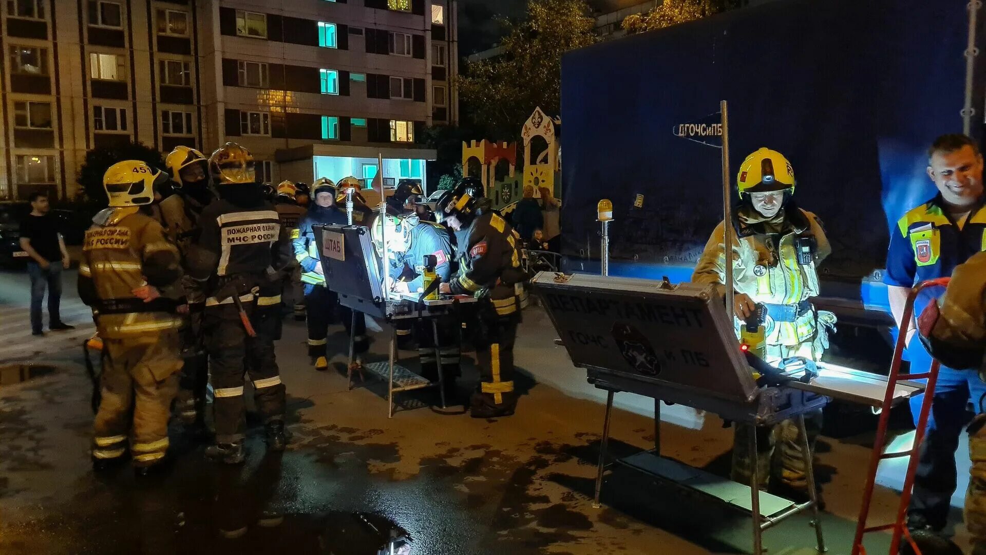 Пожар на каширском шоссе сейчас. Пожар вилс. Пожар на рынке в москве. Москва сити пожар 2022. Пожар каширское шоссе.