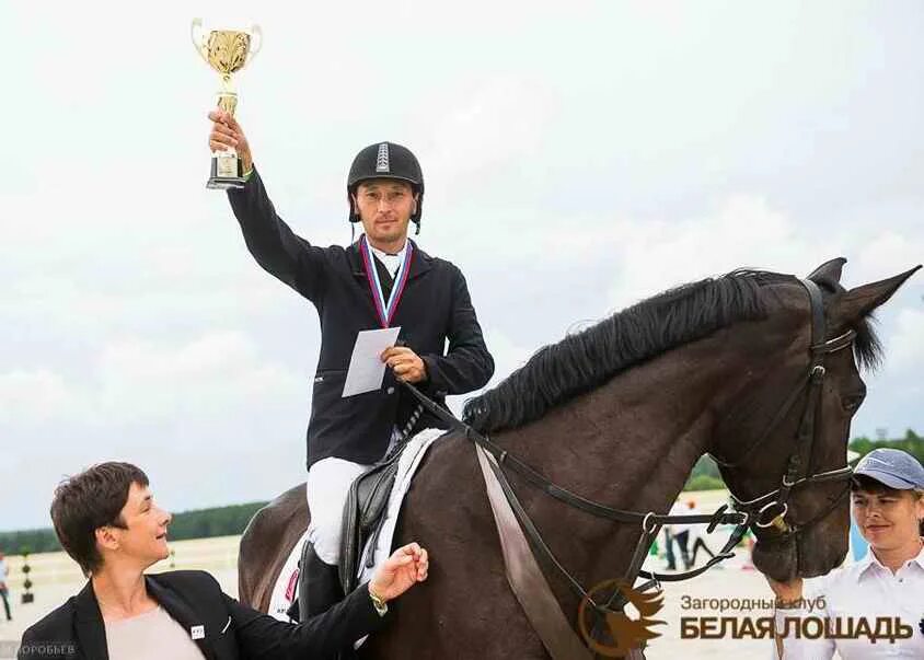 Сколько зарабатывает конный тренер. Тренер по конному спорту документ. Буклет иппотерапия. Тренер по конному спорту. Тренер лошадей.