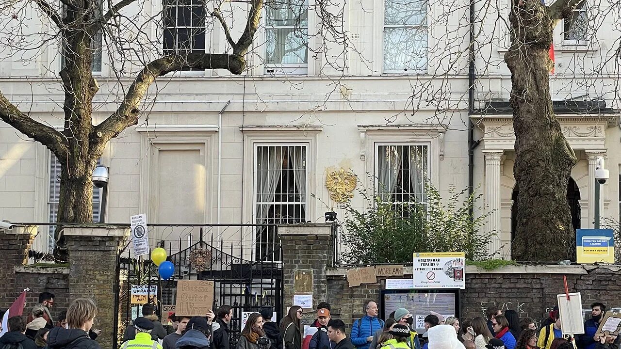 Посольство Ирландии в Лондоне. Посольство в Дублине. Посольство РФ В Великобритании. Посольство РФ В Великобритании здание.