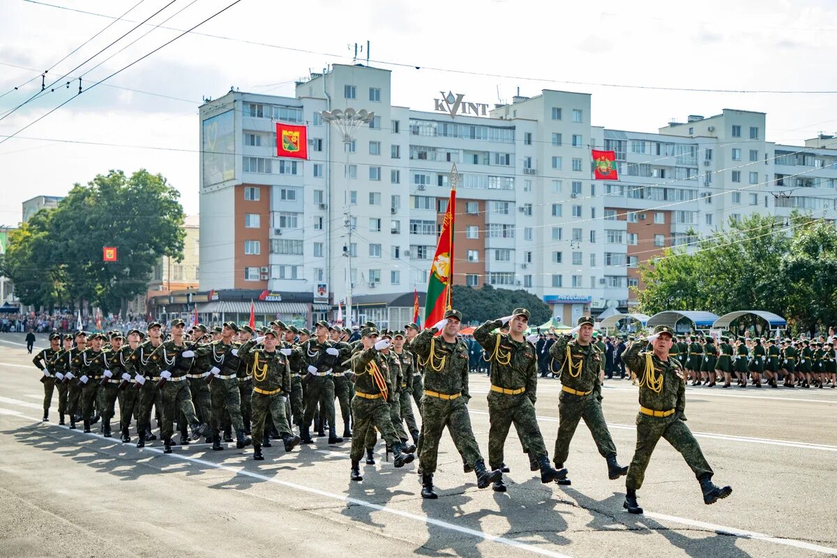 За сколько шагов выполняется воинское приветствие. Выполнение воинского приветствия. Выполнение воинского приветствия в строю. Выполнение воинского приветствия в строю на месте. Отдание воинского приветствия в движении.