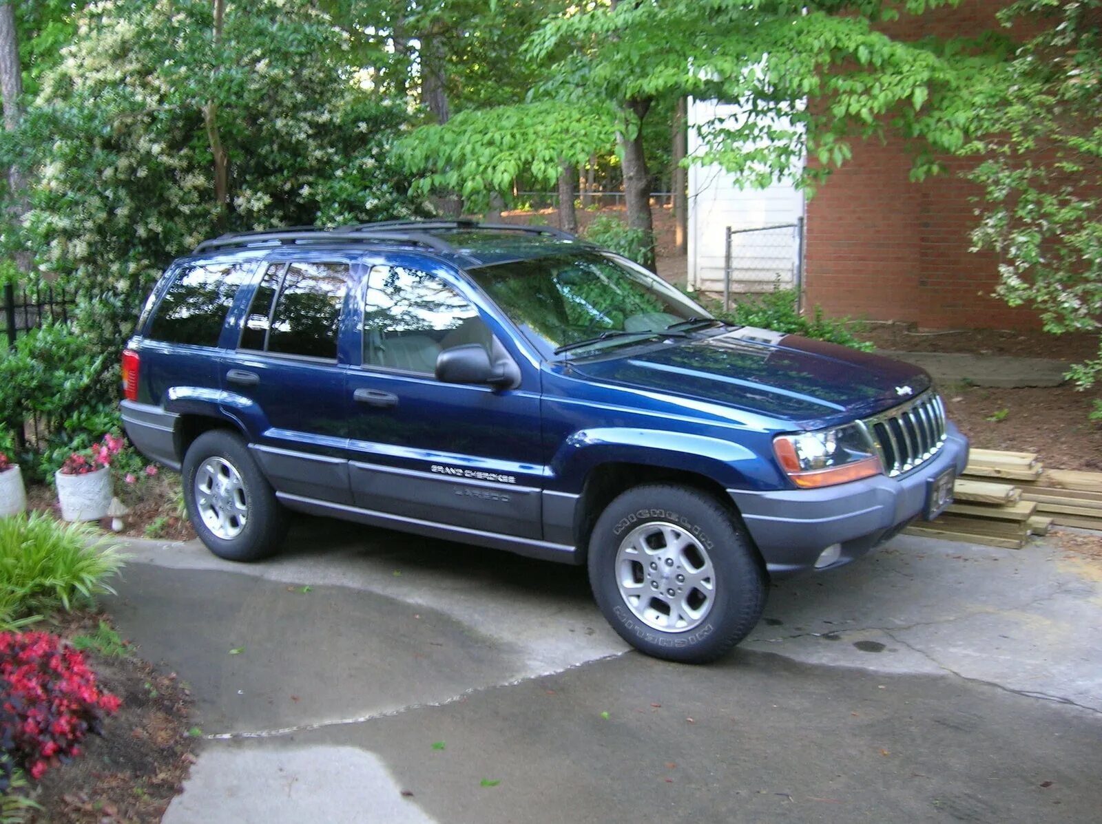 Гранд чероки 2000 года. Джип Гранд Чероки 2000. Jeep Grand Cherokee Laredo 2000. Jeep Grand Cherokee 2000 год. Джип Чероки 2000 года.