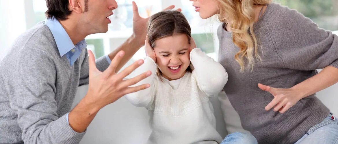 Конфликт в семье. Спор родителей и детей. Развод конфликт в семье. Родители спорят.