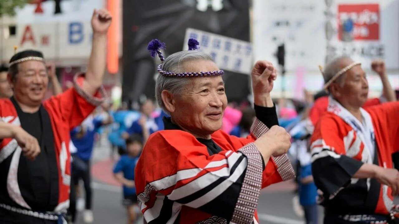 Самое пожилое население. Японские долгожители Окинава. Остров Окинава долгожители. Пенсионеры в Японии. Старики в Японии.