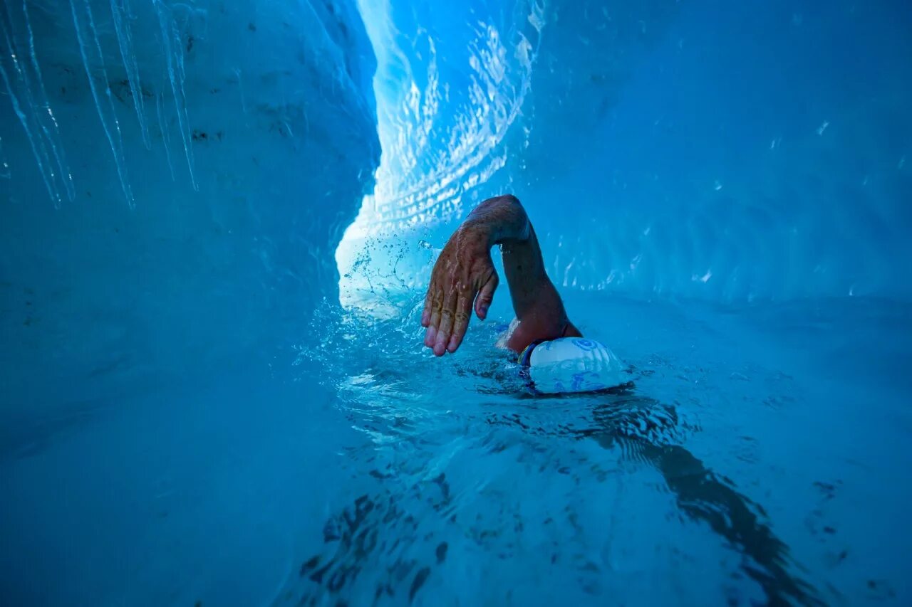 Где 2007 году совершил заплыв льюис пью. Подо льдом. Вода подо льдом. Океан подо льдом. Погружение в воду.