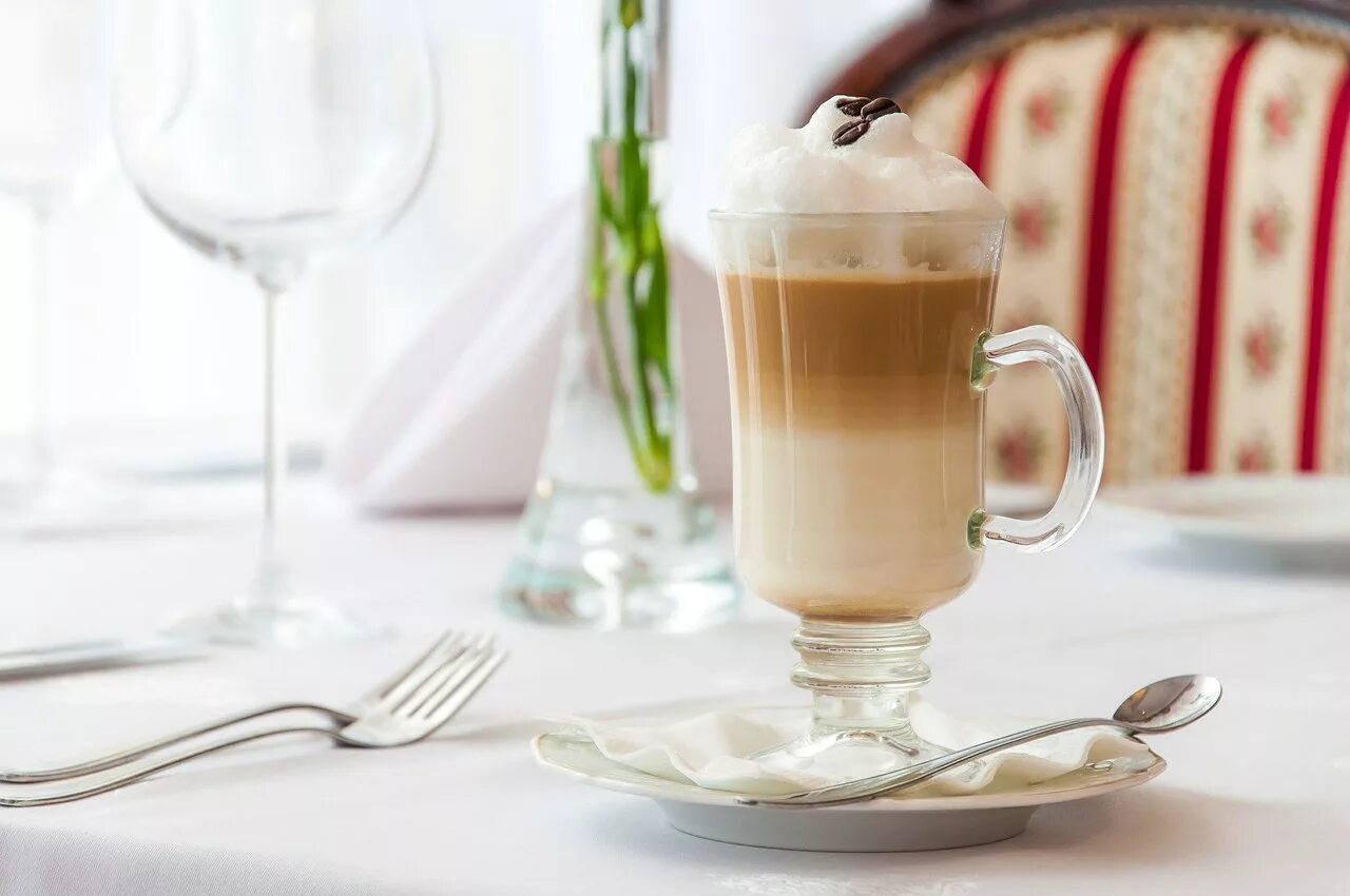 Сайт латте. Латте макиато. кофе латте macchiato. латте и латте макиато. латте бейлиз.
