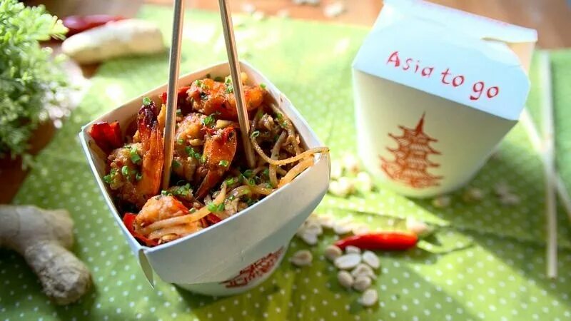 Китайская еда в коробочках. Китайская еда в коробке. Китайская еда в каробка. Тайская кухня меню.