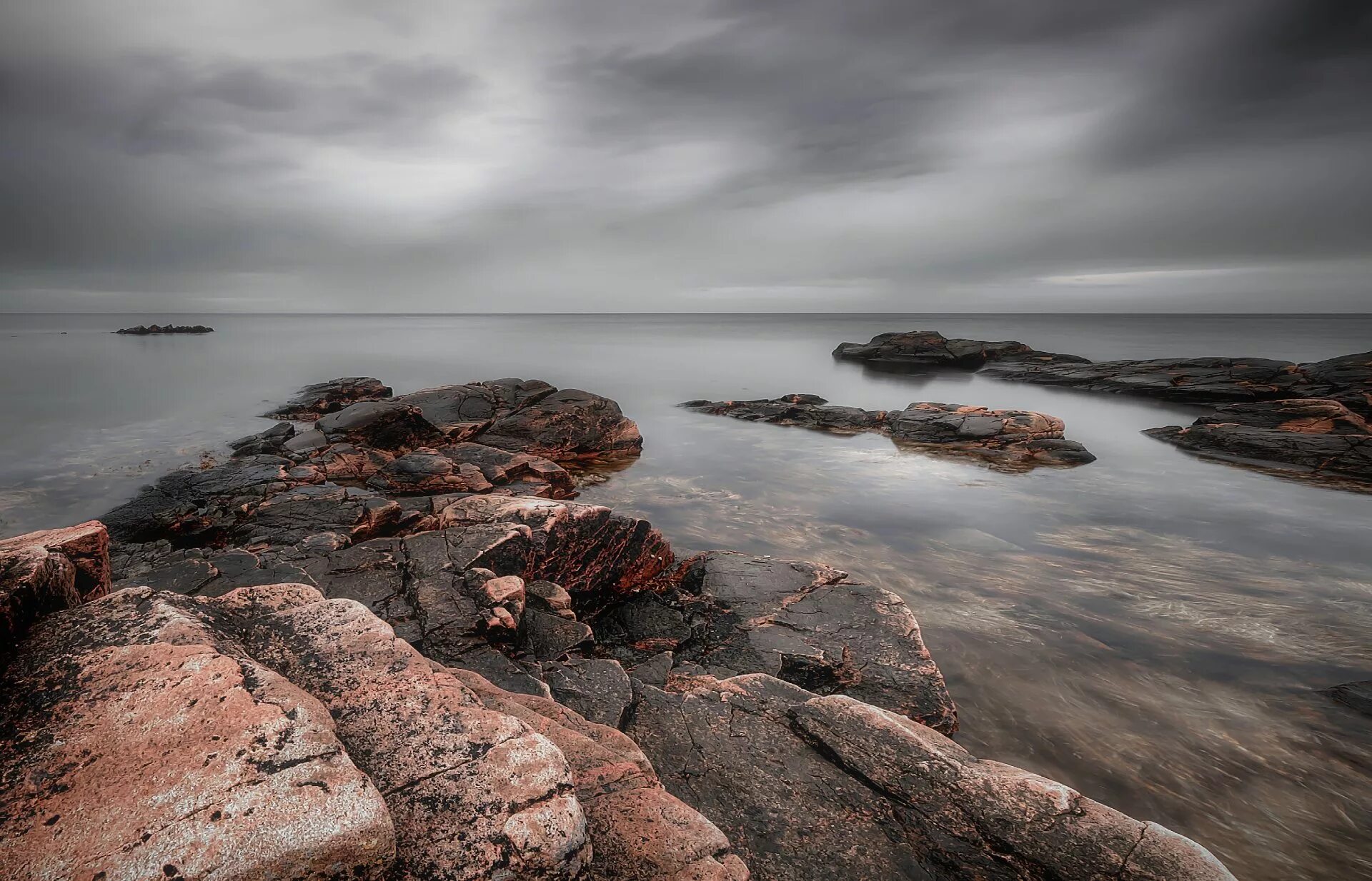 Первозданное море. Острова Баренцева моря. Белое море. Пасмурное небо море. Побережье белого моря.