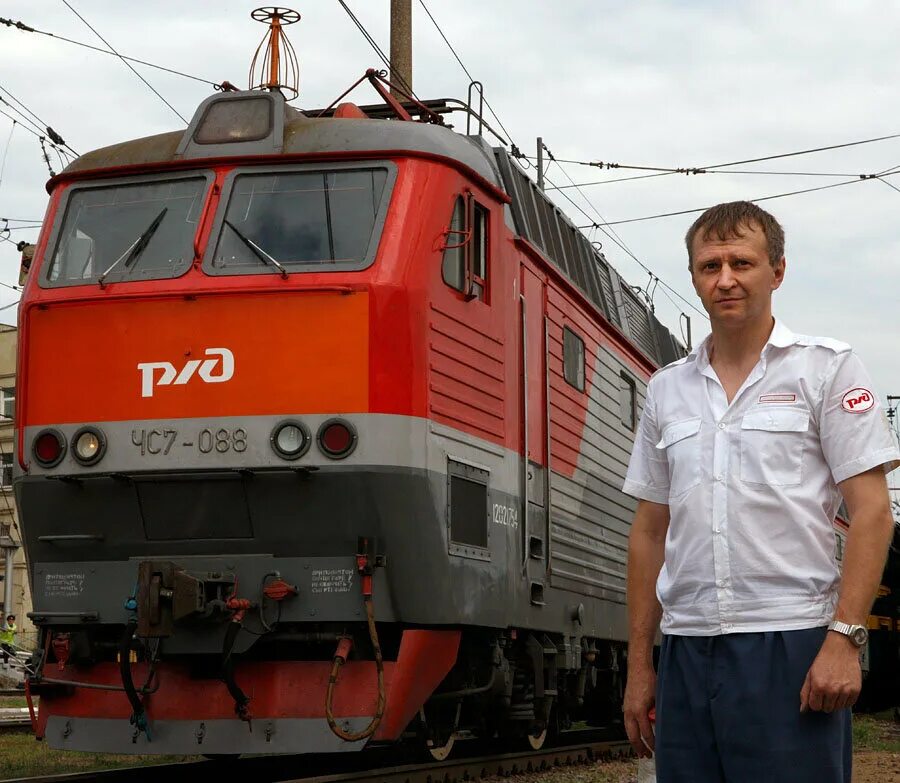 Помощник машиниста тепловоза электровоза. Помощник машиниста электровоза тепловоза. Машинист Локомотива электровоза. Машинист Локомотива тепловоза. Форма машиниста Локомотива РЖД.