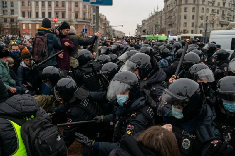 Митинги в России 2021. Организация массовых беспорядков Навальным. Массовые беспорядки Москва 2019 автозаки. Протеста прокуратуры СПБ. Митинг жен в москве