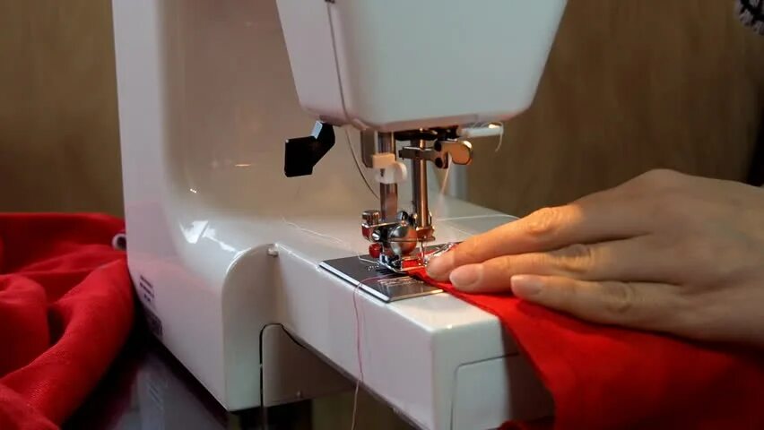Почему швейная машинка зажевывает. Красная ткань на швейной машинке. Швейная машина крупным планом. Шитьё в труднодоступных местах. Я строчу на швейной машинке.