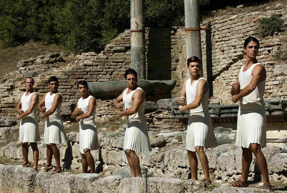 Какой греческий людям. Современные греки. Древние греки. Одежда в древней Греции на Олимпиаде.