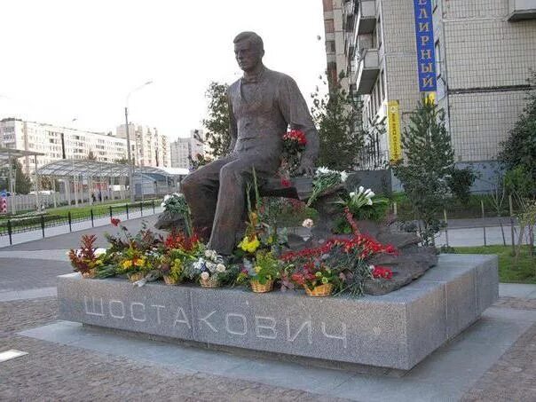 Памятник шостаковичу в санкт петербурге. Проспект просвещения памятник шостаковичу. памятник дмитрию шостаковичу в санкт-петербурге. памятник шостаковичу спб.