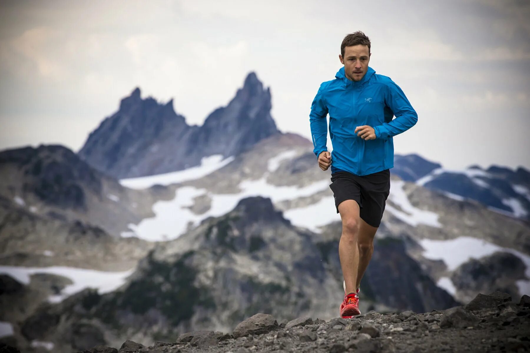 Спортсмен бега. Спортсмен в горах. Тренировка в горах. Бег в горах. Спортсмен бежит.