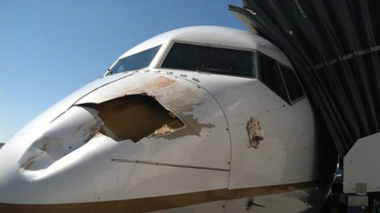 Поломка самолеты. Турбина airbus a380. Авиатехник в аэропорту. Помпаж двигателя самолета. Southwest airlines flight 1380.