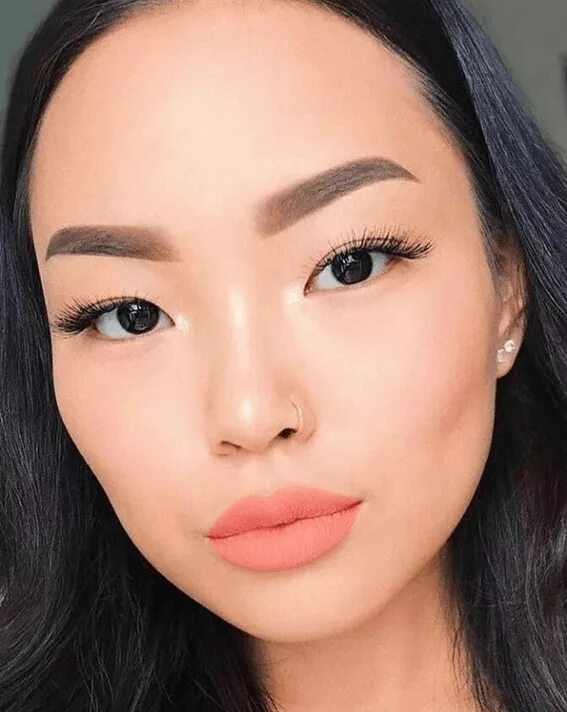 Мейкап анджелины джоли. Макияж смоки для нависшего века. Стрелки корейские на нависшее веко. Макияж для азиаток. Азиатское нависшее веко.