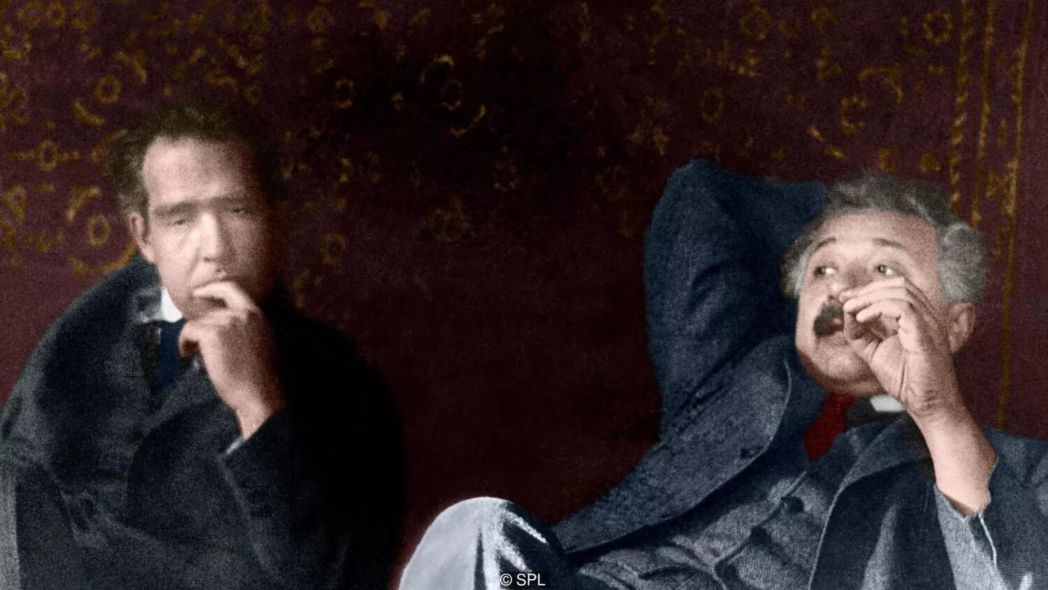 Дискуссия бора и эйнштейна. Эйнштейн bohr. Спор эйнштейна и бора. Спор эйнштейна и бора. Эйнштейн и бор.