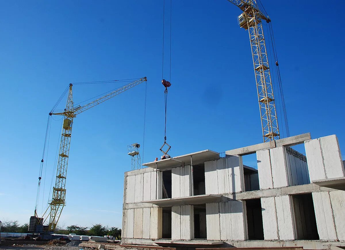 Стройка домов многоэтажных. Новостройки стройка. Стройка подмосковье стройка. Строящийся многоэтажный дом. Строительство социального жилья.