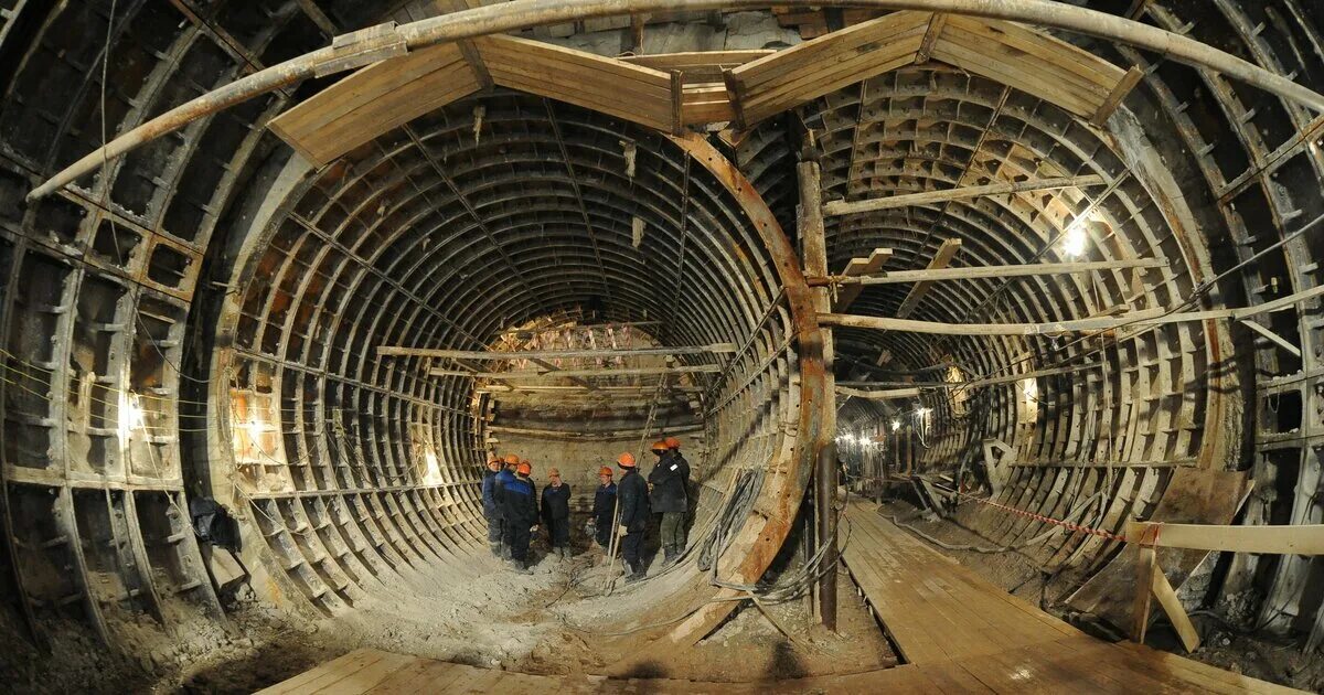 Строительство метро. Строят метро. Тоннели кольцевой линии метро москва. Как строят станции метро. Метро фонвизинская метрострой.