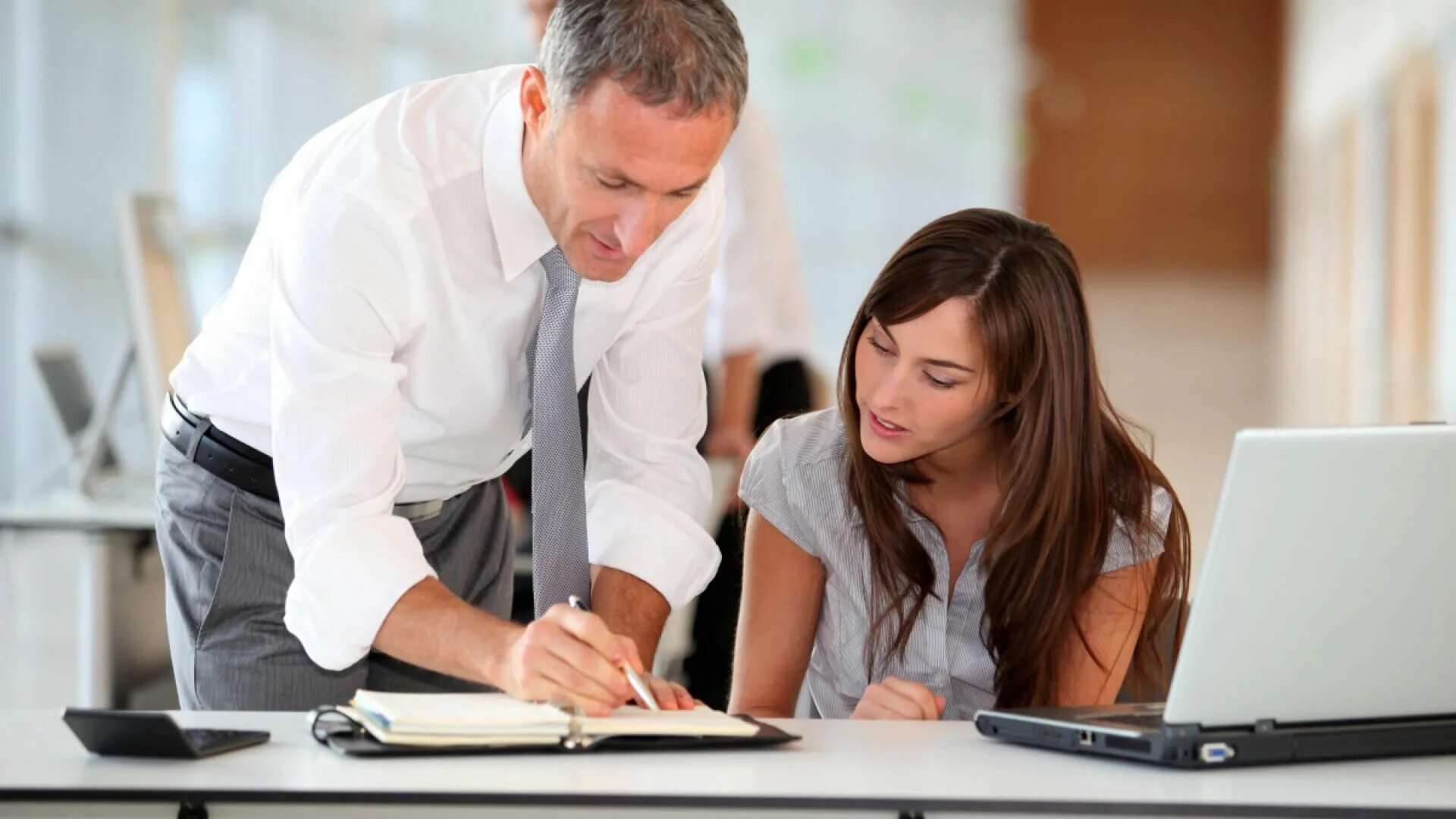 Офисный работник радуется. Признание на работе. Успешный бизнес. Карьерный рост. Офисный работник радуется.