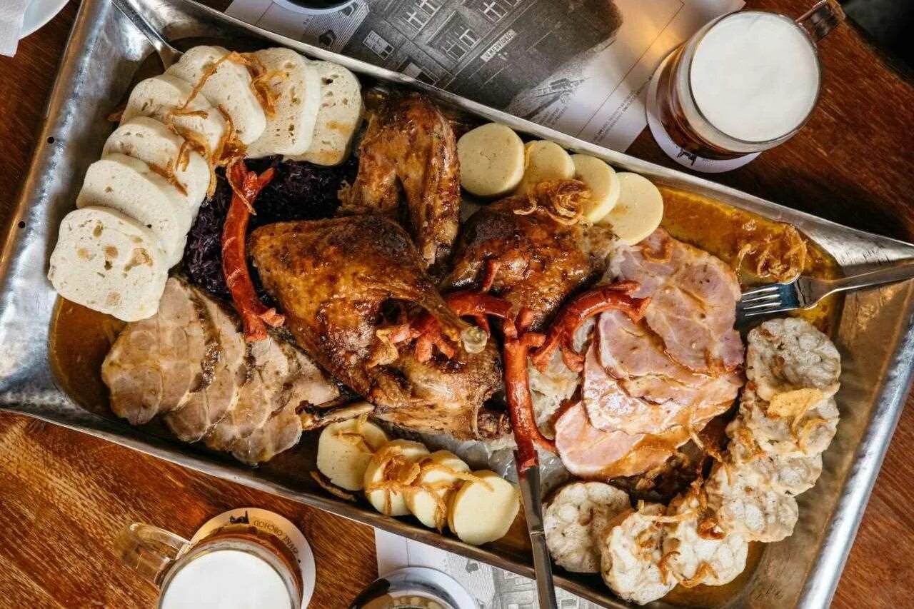 Кухня чехии. U medvidku прага. чешская кухня. национальные блюда чехии. традиционная чешская кухня.