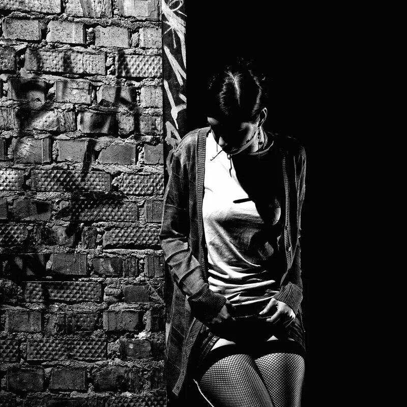 красивые девушки на темном фоне. фотосессия на черном фоне. луисана лопилато 2019. заставки на телефон девушки черно белые. полуобнаженные девушки с тату.