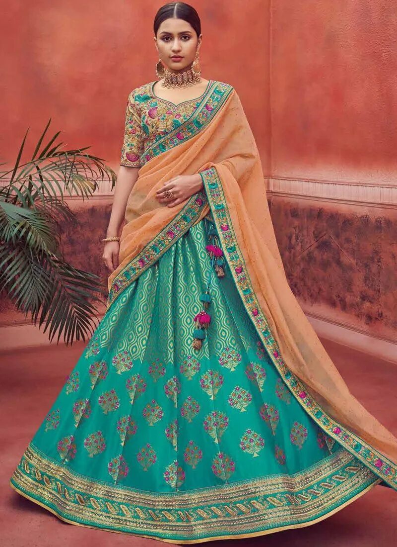 амира дастур в сари. индийские национальные платья. индийский костюм женский. индийский костюм женский. народный костюм индии.