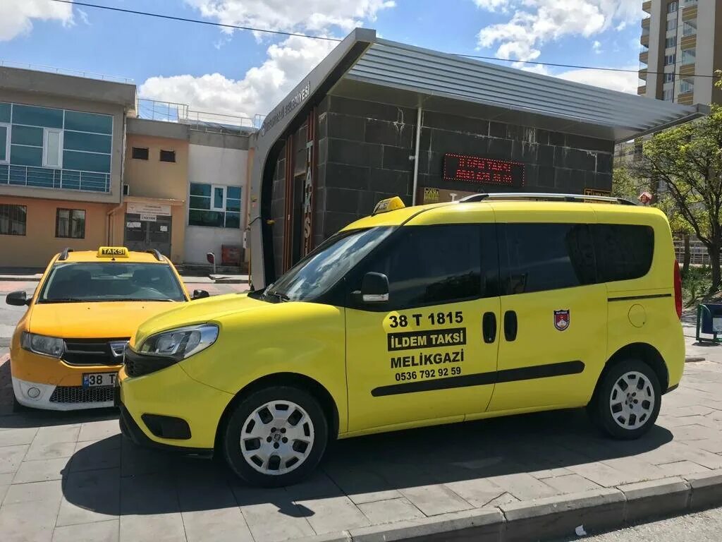 анталья такси. таксист в турции. ситроен берлинго такси.