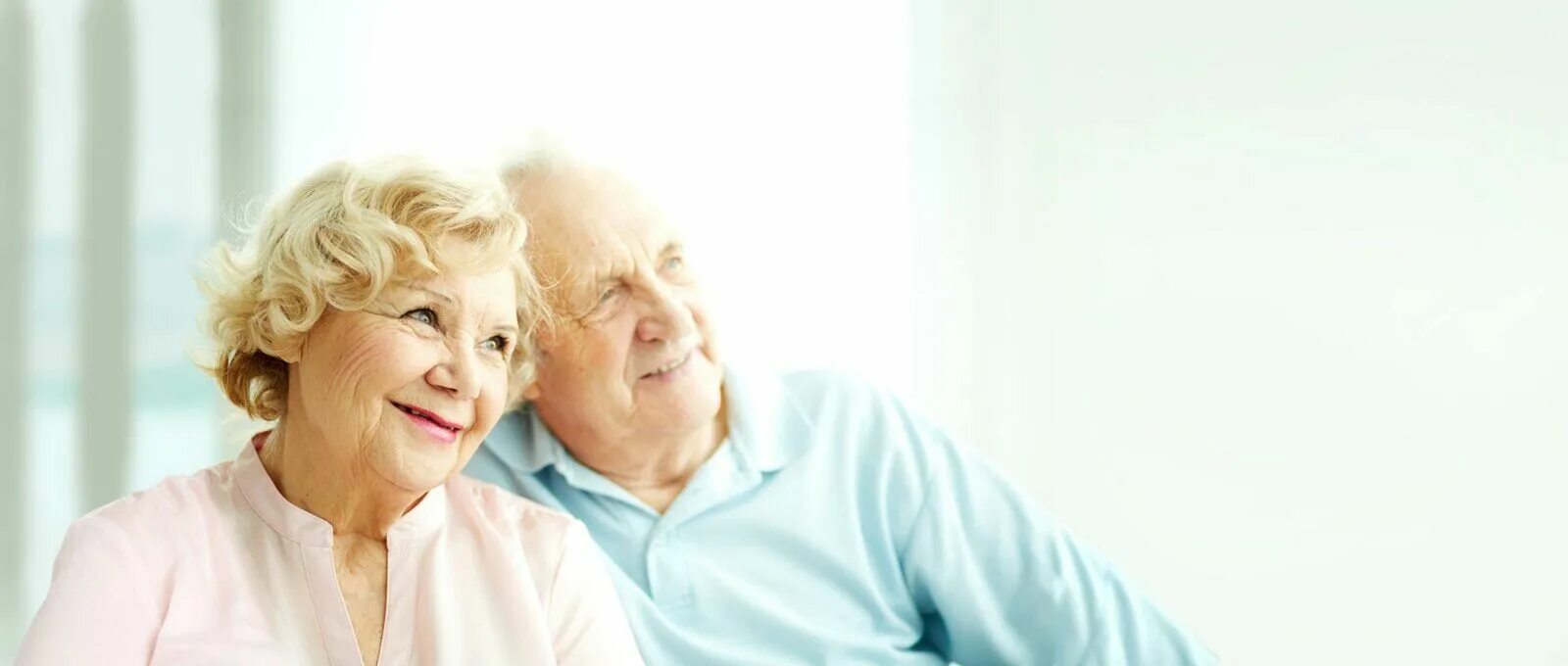 Организация досуга для пожилых. Счастливые пожилые люди. Пожилой возраст. Пенсионер инвалид. Пожилые люди смеются.