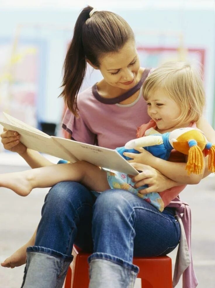 Нянька сидящая с ириной картинки. Прикорм мама и ребенок. Няня для малыша. Baby with babysitter. Look after children.