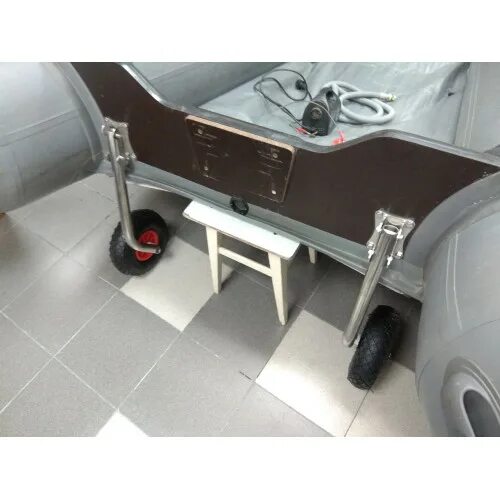 Транцевые колёса для лодки риб навигатор 380. Установка транцевых на лодку. Колеса транцевые тонар шл-2. Транцевые колеса роджер трофей 330. Кайман 330 транцевые колеса.