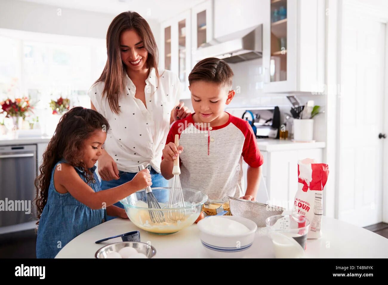 Mum carry a cake. Семья на кухне. Mum/make jelly? will mum make jelly? no, she won`t test 11 ответы. Make a cake. Завтрак для мамы.
