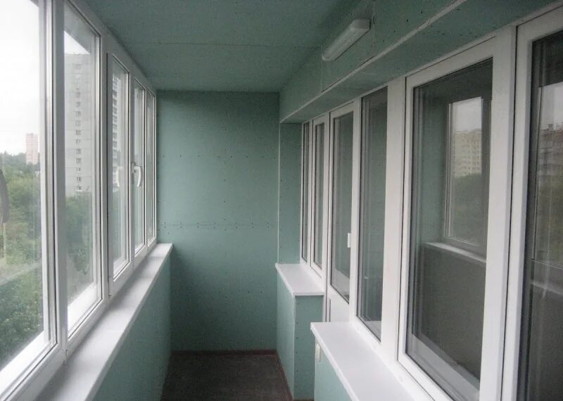 Какой краской покрасить балкон. Отделка балкона. Отделка лоджии гипсокартоном. Гипсокартон на балконе. Обшивка балкона гипсокартоном.
