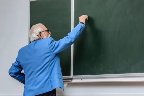Учитель пишет на доске