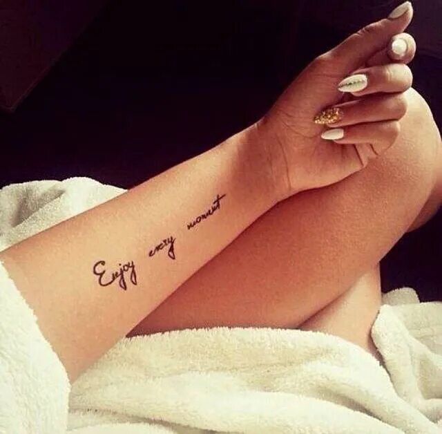 Тату на руке всегда рядом. Enjoy every moment тату. наслаждайся каждым моментом тату. наслаждайся каждым моментом тату на руке. enjoy every moment тату на руке.