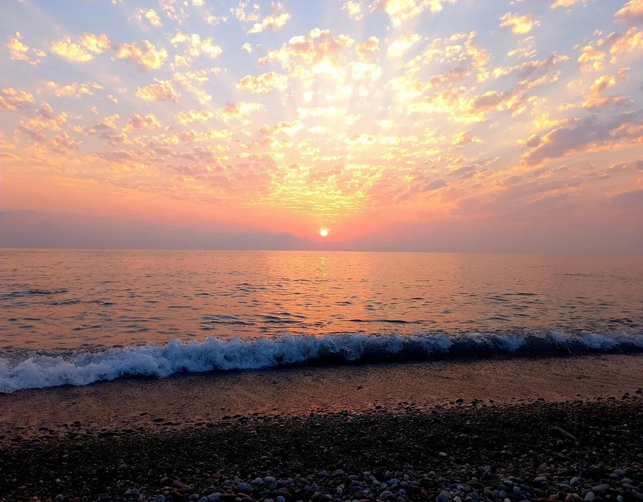Посёлок алахадзе в абхазии. Солнечная абхазия алахадзы. Деревня в абхазии алахадзе. Пицунда село алахадзы. Пляж алахадзы абхазия.