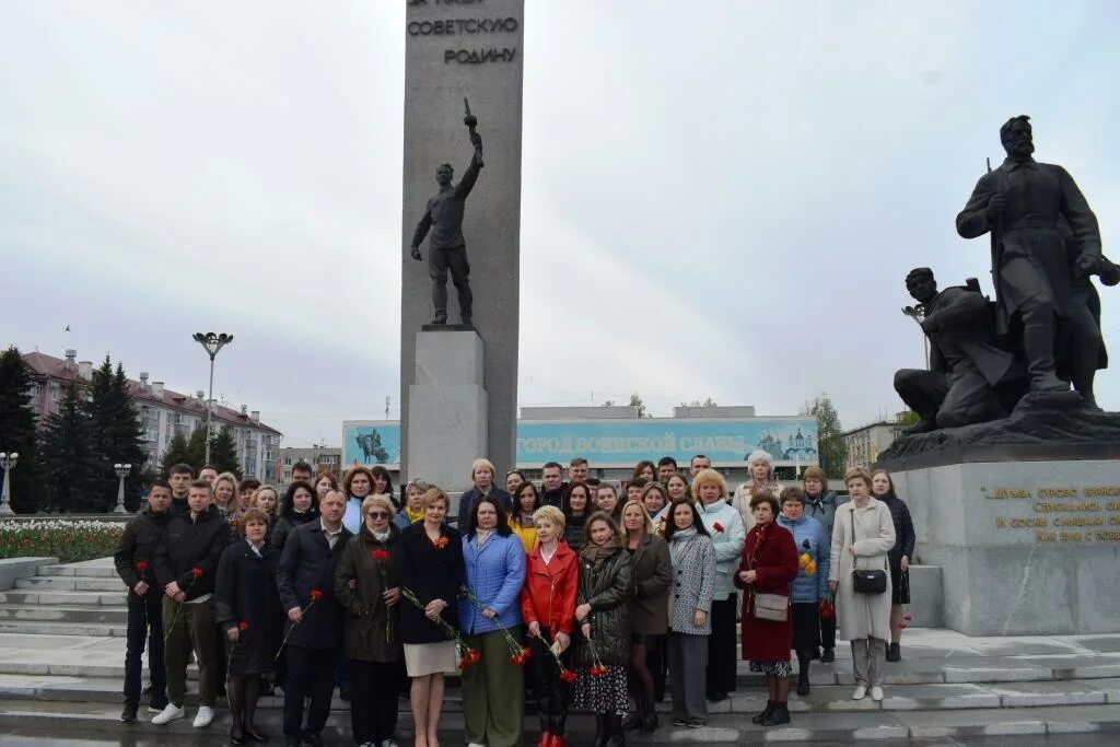 Памятник освободителям брянска брянск. Памятник освободителям Брянска. Площадь Партизан Брянск. Монумент на площади Партизан в Брянске. Памятник на площади Победы.