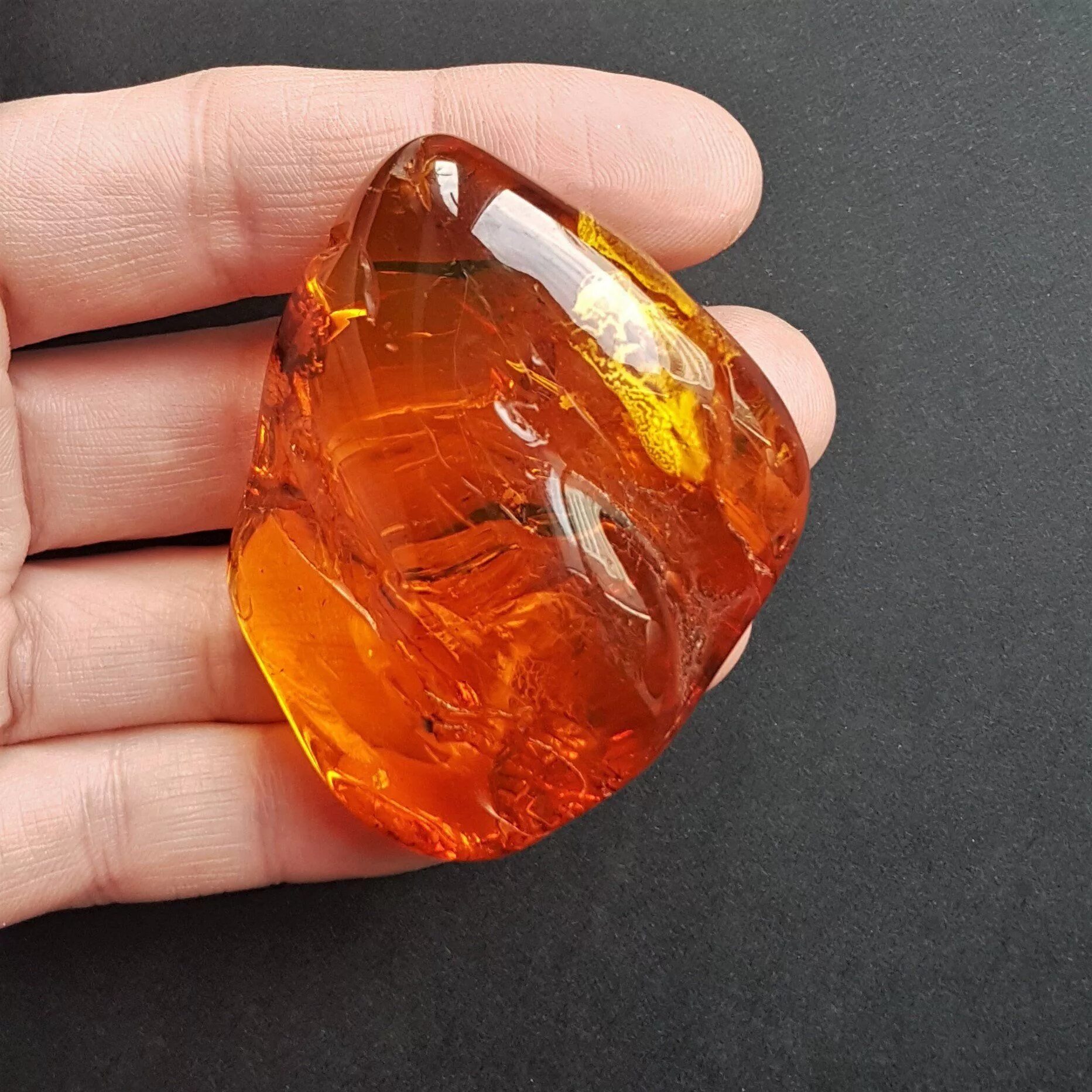 Янтарь камень. Балтийский янтарь. Янтарь камень Кристалл. Amber Gemstone.