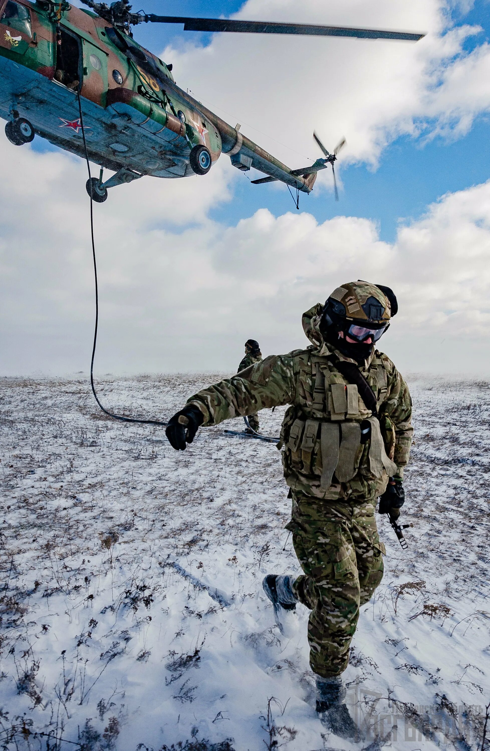 Десантирование с вертолета ми-8. Ми-8 вертолет ВДВ. Беспарашютное десантирование ми8. Ми8 десантный Гостомель.