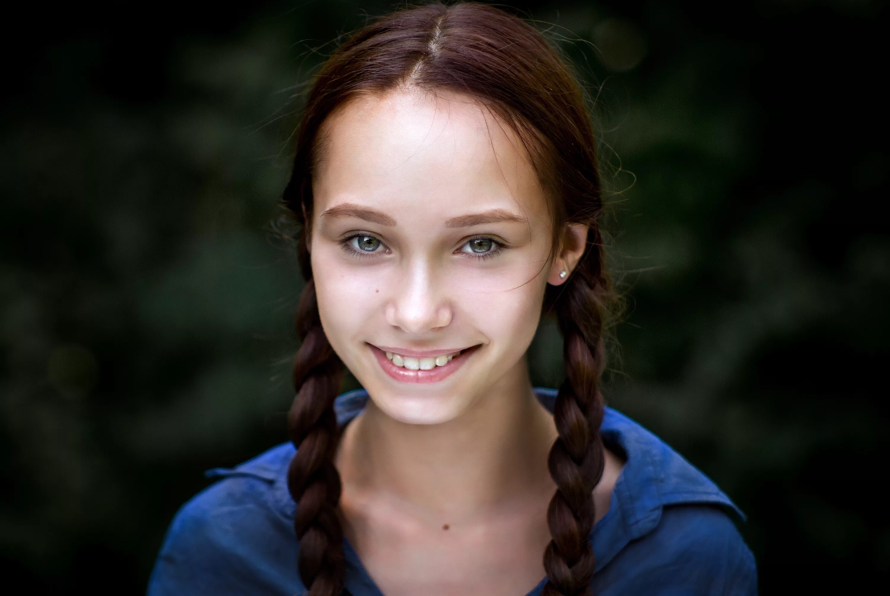 Скайп юные девочки. Девочки 10 лет сидят за столом. Молодые девушки. Развод в скайпе алена. Микаэла калимера.