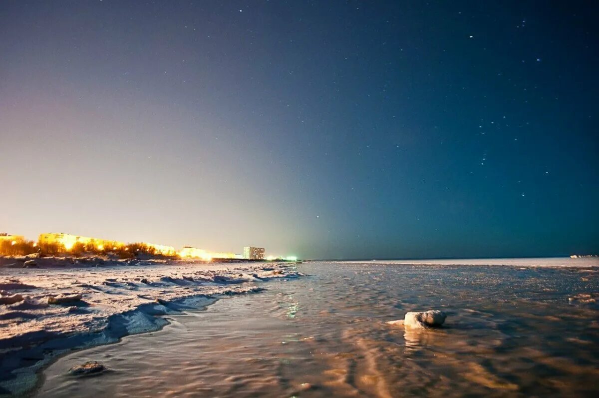 Море декабре. Сочи пляж зимой. Море в декабре. Черное море сочи зима. Море в сочи чёрное море.